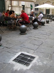 Genova - tombini in pietra arenaria sostituiti da grate metallic