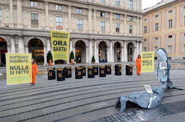 Genova - piazza de Ferrari - blitz greenpeace