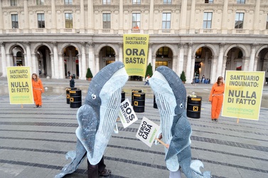 Genova - piazza de Ferrari - blitz greenpeace