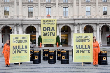 Genova - piazza de Ferrari - blitz greenpeace
