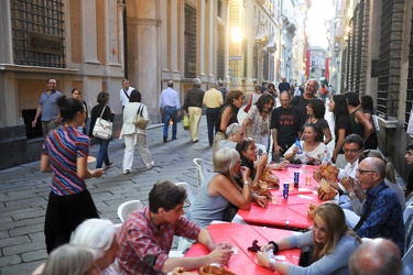 Genova - via garibaldi - cena in strada