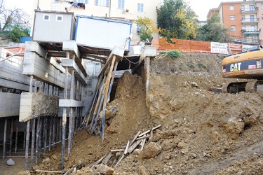 Genova - sopra via Tanini - crollo in un cantiere