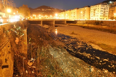 Genova - greto Bisagno inquadrato da Ponte Campanella