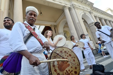 Genova - flash mob con percussionisti su referendum acqua pubbli