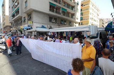 Genova - quartiere Marassi - protesta mercato Via Tortosa 