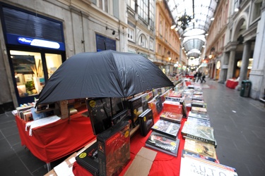 Genova - galleria Mazzini - piove sui libri