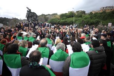 protesta carlo Felice monumento