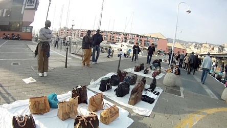 Genova - commercio abusivo al porto antico