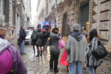 Genova - via Garibaldi - allarme bomba presso palazzo deutsche b