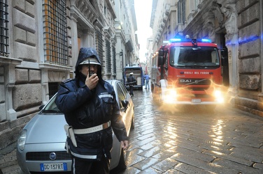 Genova - via Garibaldi - allarme bomba presso palazzo deutsche b