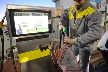 Genova - coda ai distributori in vista dello sciopero dei benzia