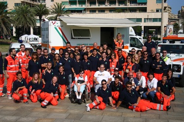 Genova - piazza Rossetti - foto di gruppo volontari militi croce