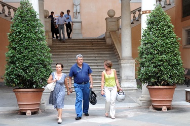 Genova - palazzo Tursi - dirigenti comunali escono alla spicciol