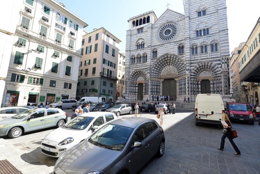 Genova - il problema dei mezzi parcheggiati in Piazza San Lorenz