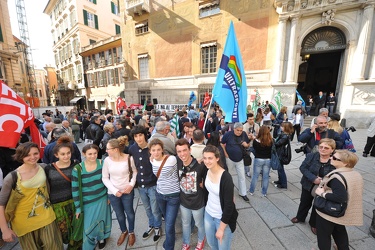 Genova - manifestazione solidariet√† giovane vittima a Brindisi