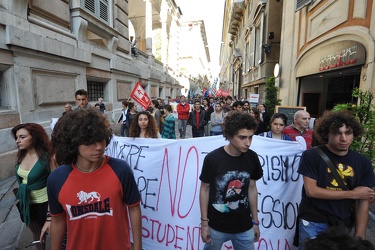 Genova - manifestazione solidariet√† giovane vittima a Brindisi