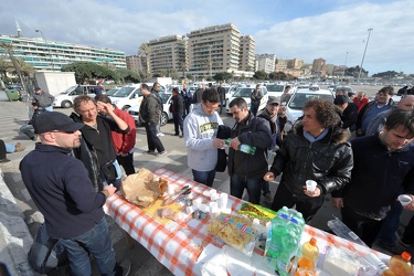 Genova - manifestazioni tassisti -presidio a Piazzale Kennedy