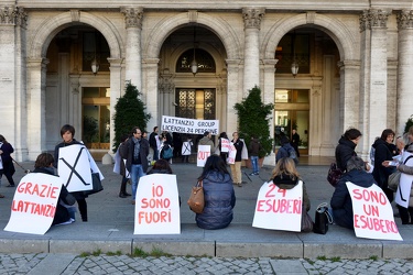 Genova - piazza de Ferrari - protesta dei 24 lavoratori licenzia