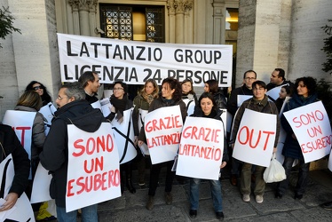 Genova - piazza de Ferrari - protesta dei 24 lavoratori licenzia