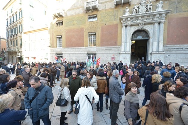Genova - prefettura - protesta insegnanti, lavoratori della scuo