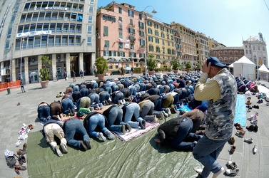 Genova - piazza Caricamento - preghiera di protesta della comuni
