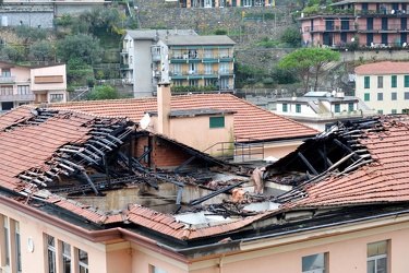 Genova - Sori - la scuola il giorno dopo l'incendio - almeno 14 