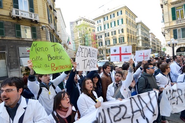 Genova - presidio protesta medici specializzandi davanti alla pr