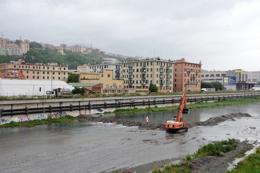 Genova - fiume Polcevera - sversamento di liquidi inquinanti