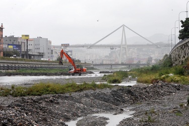 Genova - fiume Polcevera - sversamento di liquidi inquinanti