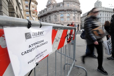 Genova - transenne caduta calcinacci 