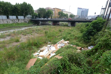 Genova - degrado e spazzatura nel letto del bisagno
