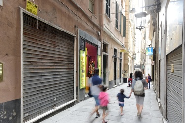 Genova - Via Luccoli - serrande abbassate, negozi che chiudono e