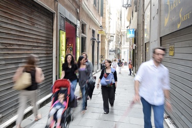 Genova - Via Luccoli - serrande abbassate, negozi che chiudono e
