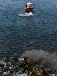 barca in fiamme corso italia