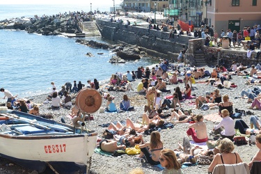 Genova - prima domenica di sole e spiaggia affollata