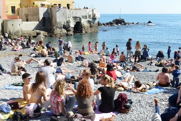 Genova - prima domenica di sole e spiaggia affollata