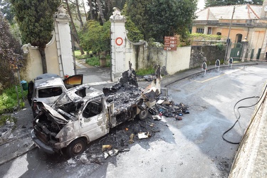 Genova Nervi - via Donato Somma - rogo camper turisti francesi d