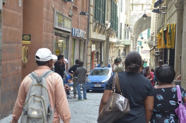 Genova - centro storico - serrande abbassate