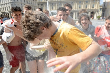 Genova - festeggiamenti ultimo giorno di scuola studenti scuole 