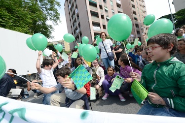Genova - Piazza Solari - flash mob bambini per il verde