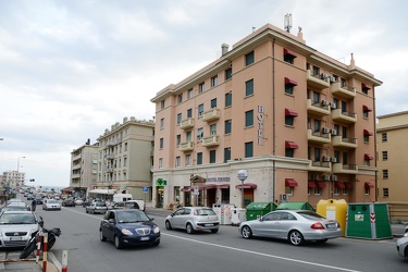 Genova - la vicenda di Carmine Esposito, allontanato dall'hotel 