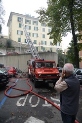 Genova - Un incendio ha interessato il tetto di un palazzo in sa