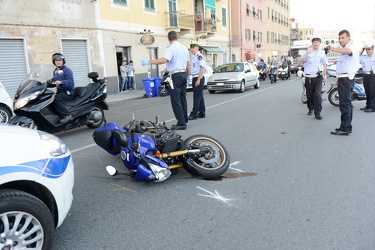 Genova - lungomare Pegli - grave incidente stradale in cui una m