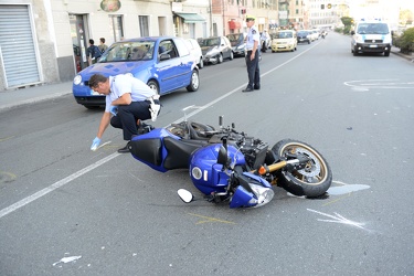 Genova - lungomare Pegli - grave incidente stradale in cui una m