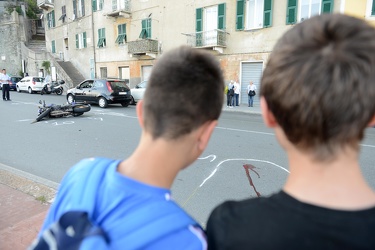 Genova - lungomare Pegli - grave incidente stradale in cui una m