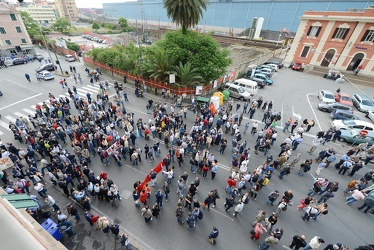 Genova Cornigliano - manifestzione e presidio davanti alla stazi