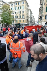 Genova - manifestazione lavoratori portuali davanti alla prefett