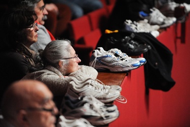 protesta scarpe in sala rossa