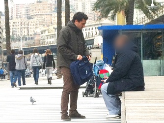 Genova - la prova del cronista Calzeroni - comprare merce pregia