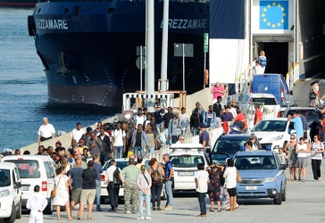 nave grimaldi migranti sicilia